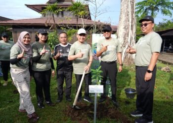 Peringati Hari Bumi 2026, Ria Norsan dan Krisantus Kompak Tanam Pohon di Pontianak