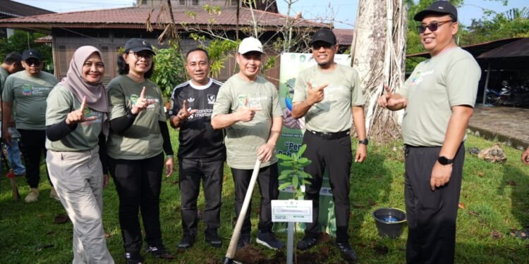 Peringati Hari Bumi 2026, Ria Norsan dan Krisantus Kompak Tanam Pohon di Pontianak