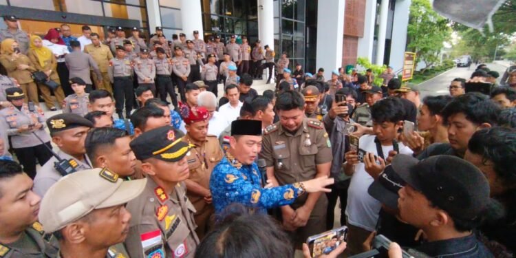 Gubernur Kalbar Temui Aksi Mahasiswa, Janji Tuntaskan Konflik di Air Upas Ketapang