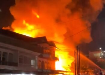Api Melalap Ruko di Gajah Mada Pontianak, Evakuasi Warga Sakit Berlangsung Menegangkan