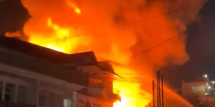 Api Melalap Ruko di Gajah Mada Pontianak, Evakuasi Warga Sakit Berlangsung Menegangkan