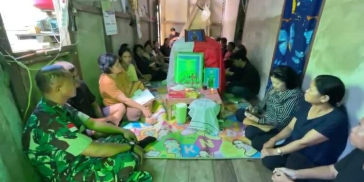 Air Mata Ibu Iringi Kepulangan Praka Aprianus di Sintang, Kenangan Terakhir Jadi Luka Mendalam