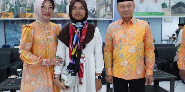 Jemaah Haji Termuda Asal Pontianak Berangkat ke Makkah, Bawa Amanah Sang Ibu