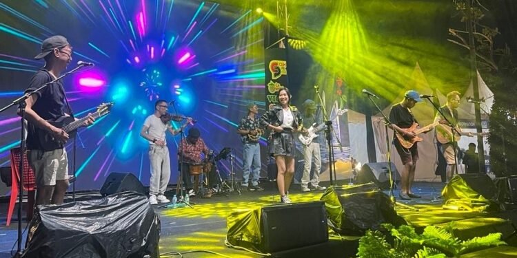 Joget Riang Bareng Orkes Bahagia Tutup Malam Saprahan Khatulistiwa