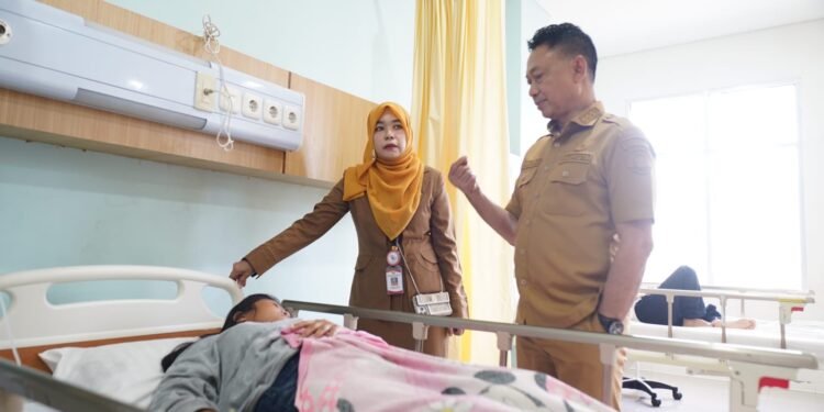 Korban Dugaan Keracunan Makanan Capai 56 Orang, Pemkot Pontianak Tanggung Seluruh Biaya Perawatan
