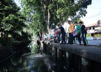 DLH Pontianak Uji Eco Enzym, Cari Solusi Atasi Parit Berbau