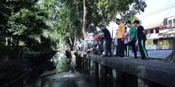 DLH Pontianak Uji Eco Enzym, Cari Solusi Atasi Parit Berbau