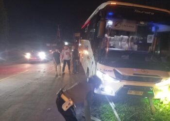 Truk Trailer Hantam Bus Damri Mogok di Batu Layang Pontianak, Sopir Tewas Terlindas