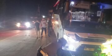 Truk Trailer Hantam Bus Damri Mogok di Batu Layang Pontianak, Sopir Tewas Terlindas
