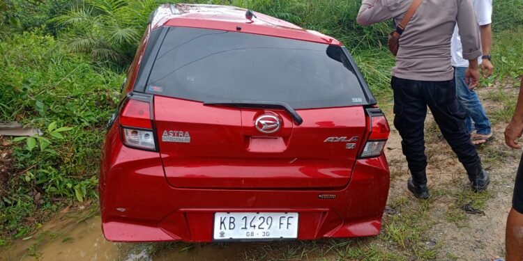 Ditinggal Usai Kecelakaan, Mobil di Sintang Dijarah hingga Rusak Parah