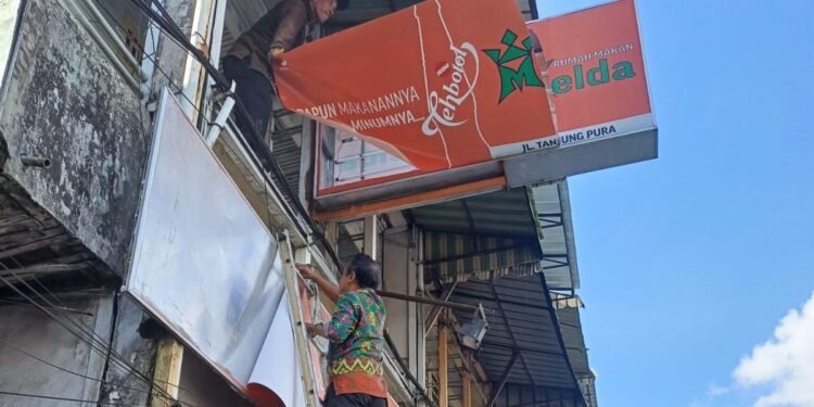Tunggak Pajak, Billboard Vivo dan Teh Botol Sosro Dibongkar Pemkot Pontianak