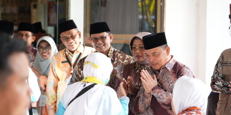 Gubernur Ria Norsan Sambut Kepulangan Perdana Jemaah Haji Kalbar di Batam