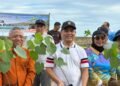 Tanam Pohon di Pantai Camar Bulan, Ria Norsan Ajak Warga Jaga Kelestarian Lingkungan