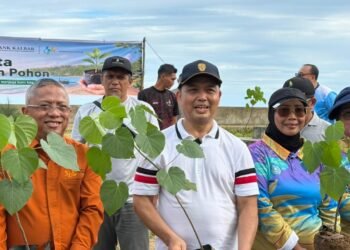 Tanam Pohon di Pantai Camar Bulan, Ria Norsan Ajak Warga Jaga Kelestarian Lingkungan