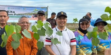 Tanam Pohon di Pantai Camar Bulan, Ria Norsan Ajak Warga Jaga Kelestarian Lingkungan