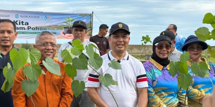 Tanam Pohon di Pantai Camar Bulan, Ria Norsan Ajak Warga Jaga Kelestarian Lingkungan