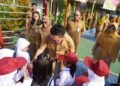 Ayah Luangkan Waktu Antar Anak di Hari Pertama Sekolah, Momen Sederhana yang Sarat Makna