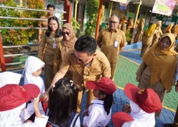 Ayah Luangkan Waktu Antar Anak di Hari Pertama Sekolah, Momen Sederhana yang Sarat Makna