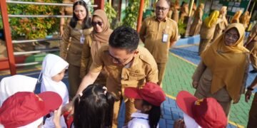 Ayah Luangkan Waktu Antar Anak di Hari Pertama Sekolah, Momen Sederhana yang Sarat Makna
