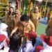 Ayah Luangkan Waktu Antar Anak di Hari Pertama Sekolah, Momen Sederhana yang Sarat Makna