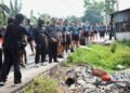 Yon Parako 466 Pasgat dan Pemkab Kubu Raya Bersihkan Rasau Jaya, Angkut Sampah hingga Normalisasi Selokan