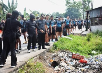 Yon Parako 466 Pasgat dan Pemkab Kubu Raya Bersihkan Rasau Jaya, Angkut Sampah hingga Normalisasi Selokan