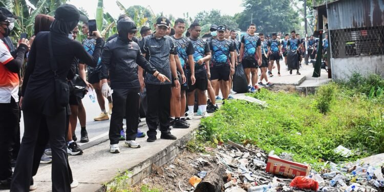 Yon Parako 466 Pasgat dan Pemkab Kubu Raya Bersihkan Rasau Jaya, Angkut Sampah hingga Normalisasi Selokan