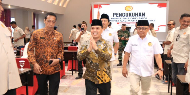 Ria Norsan Kukuhkan Pengurus PKDI Kalbar, Tegaskan Kepala Desa Jadi Garda Terdepan Pembangunan