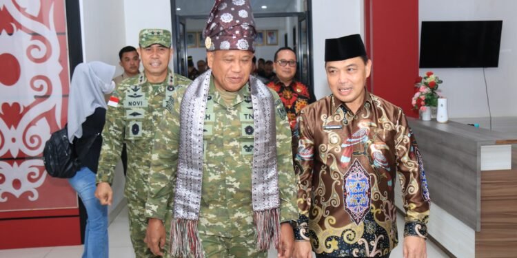 Gubernur Ria Norsan Sambut Wakasad di Kalbar, Perkuat Sinergi TNI AD dan Pemprov