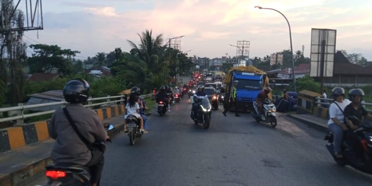 Truk Patah As Bikin Macet di Jembatan Kapuas Dua, Polisi Sentil Pengusaha Ekspedisi
