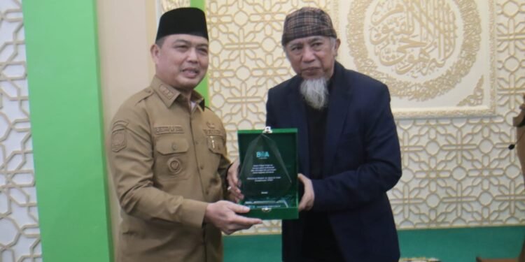 Gubernur Ria Norsan Terima Wakaf Al-Qur’an, Perkuat Syiar Islam hingga Pelosok Kalbar