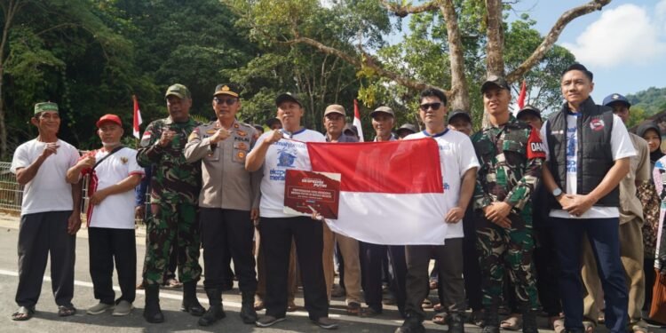Kapolsek Paloh Apresiasi Kegiatan Ekspedisi Merah Putih Pengibaran 1.000 Bendera di Perbatasan