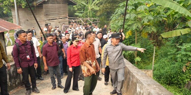 Ria Norsan Napak Tilas Masa Muda di Engkangin, Warga Keluhkan Kondisi Jalan