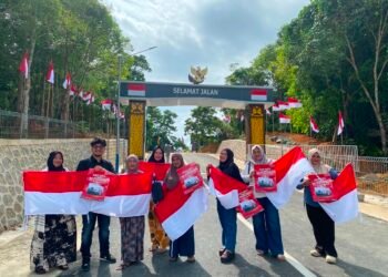 Rumah Jurnalis dan Pertamina Hadirkan 1.000 Merah Putih di Perbatasan Temajuk