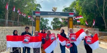 Rumah Jurnalis dan Pertamina Hadirkan 1.000 Merah Putih di Perbatasan Temajuk