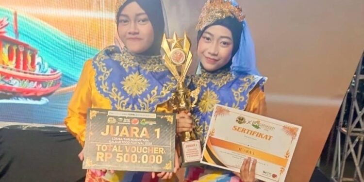 Dua Pelajar Kembar Pontianak Bawa Tari Kalbar ke Istana Negara