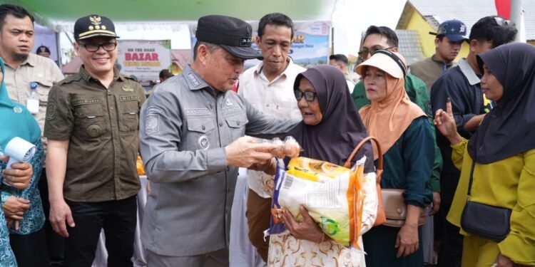 Gubernur Norsan Buka Gema Membangun Desa di Teluk Batang
