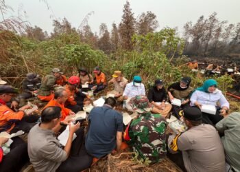 Norsan Turun ke Lokasi Karhutla Pelang, Bawa Bantuan dan Makan Bersama Relawan