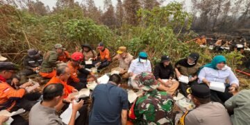 Norsan Turun ke Lokasi Karhutla Pelang, Bawa Bantuan dan Makan Bersama Relawan