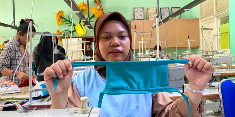 Siswi SMKN 5 Pontianak Sulap Sisa Kain Jadi Masker, Bakal Dibagikan di Kubu Raya