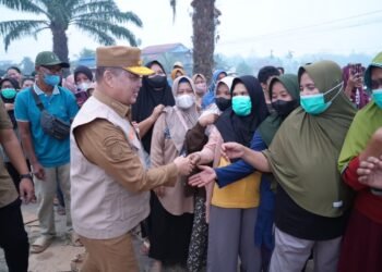 Kabut Asap Selimuti Kayong Utara, Pemprov Kalbar Kirim Air Bersih dan Gelar Pasar Murah