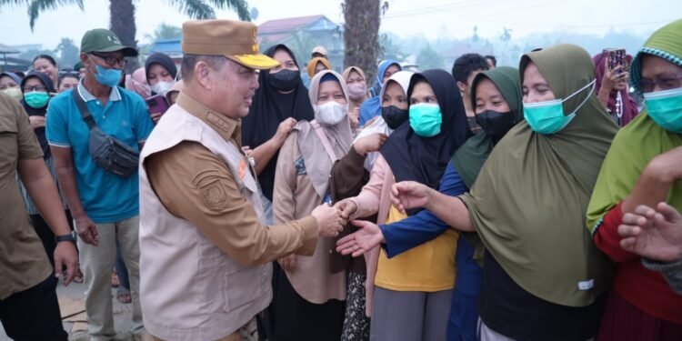 Kabut Asap Selimuti Kayong Utara, Pemprov Kalbar Kirim Air Bersih dan Gelar Pasar Murah