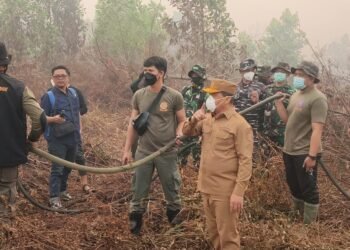 Norsan Tinjau Karhutla Kubu Raya, Tiga Tangki Air Dikirim untuk Warga