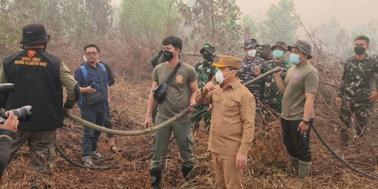 Norsan Tinjau Karhutla Kubu Raya, Tiga Tangki Air Dikirim untuk Warga