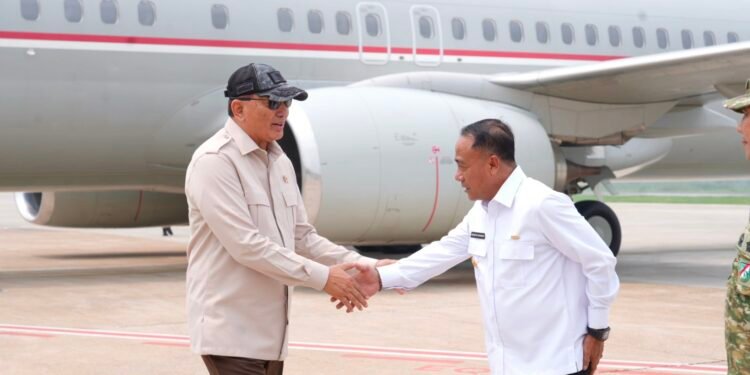 Menhan Sjafrie Kunjungi Kalbar, Bahas Pertahanan hingga Penanganan Karhutla