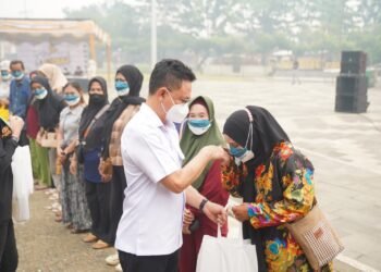 Kulminasi Pontianak di Tengah Kabut Asap, 1.000 Paket Sembako dan Air Bersih Dibagikan