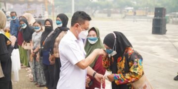 Kulminasi Pontianak di Tengah Kabut Asap, 1.000 Paket Sembako dan Air Bersih Dibagikan