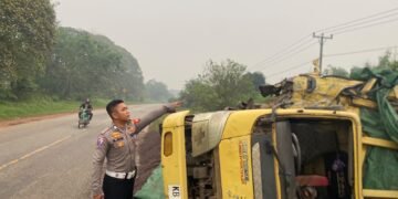 Dua Truk Bertabrakan di Jalan Trans Kalimantan Km 48, Dua Orang Luka