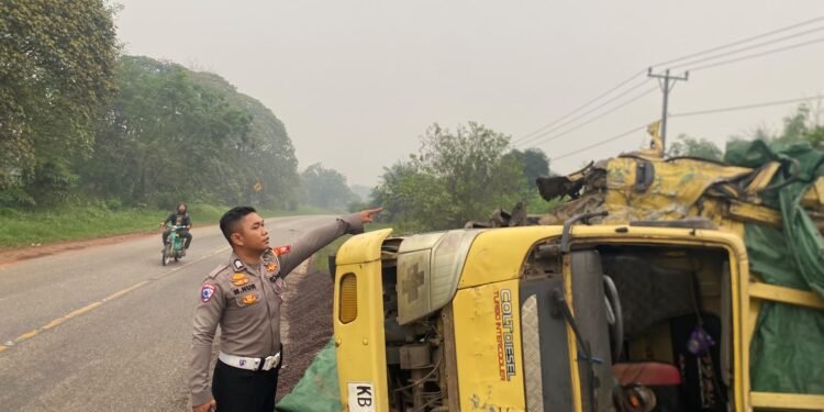 Dua Truk Bertabrakan di Jalan Trans Kalimantan Km 48, Dua Orang Luka