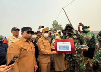 Norsan Salurkan 8.000 Masker untuk Pemadam Karhutla di Kubu Raya